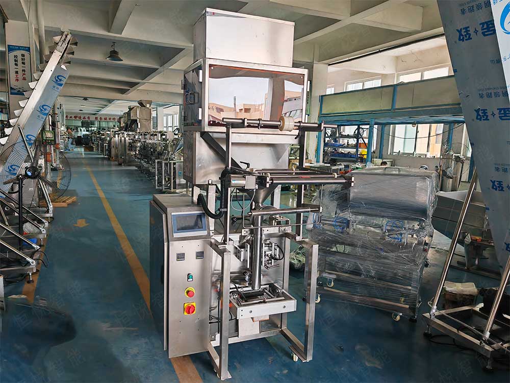 小型自動稱重包裝機廣泛應(yīng)用于食品、藥品、化工等行業(yè)的小劑量產(chǎn)品包裝