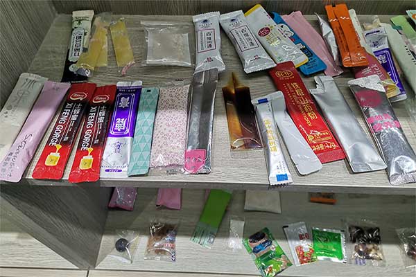 全自動(dòng)小型包裝機(jī)能夠滿足顆粒、條塊、片狀、球狀、粉料、液體、膏體產(chǎn)品的自動(dòng)定量包裝