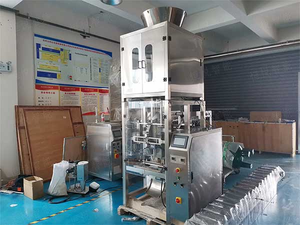 全套粉體自動(dòng)包裝機(jī)流水線由螺桿計(jì)量機(jī)、真空上料機(jī)、成品輸送機(jī)組成